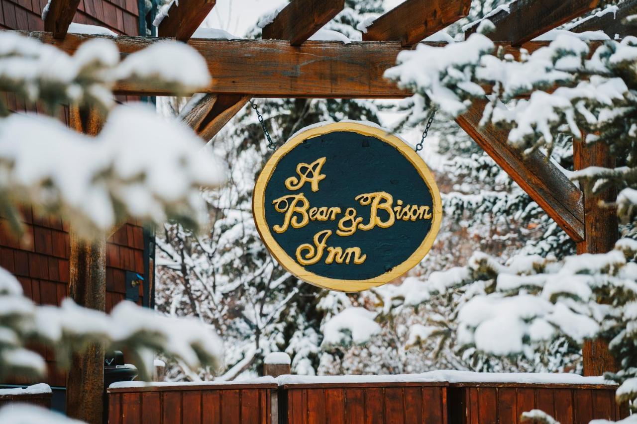 A Bear And Bison Country Inn Canmore Ngoại thất bức ảnh