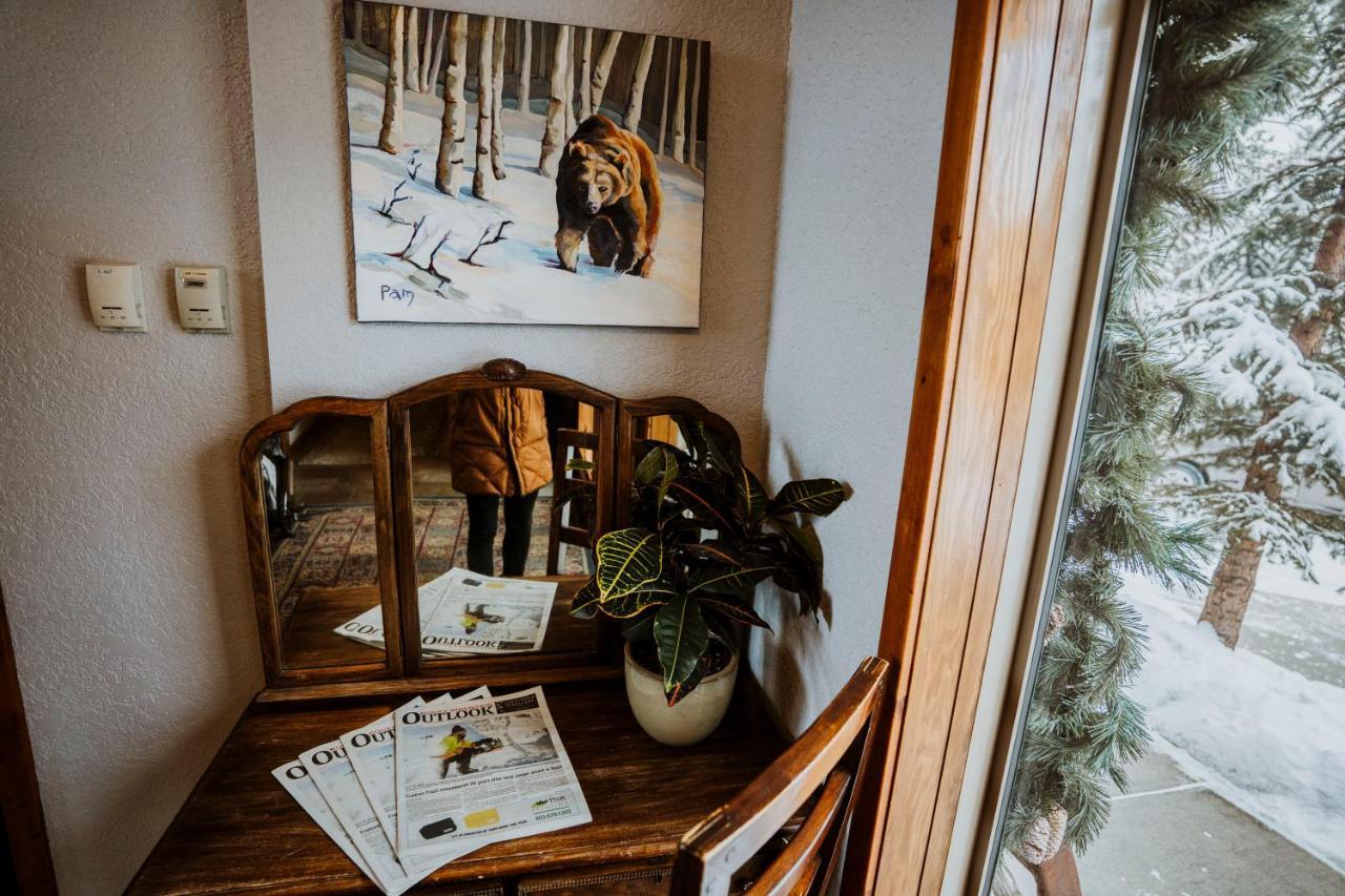 A Bear And Bison Country Inn Canmore Ngoại thất bức ảnh