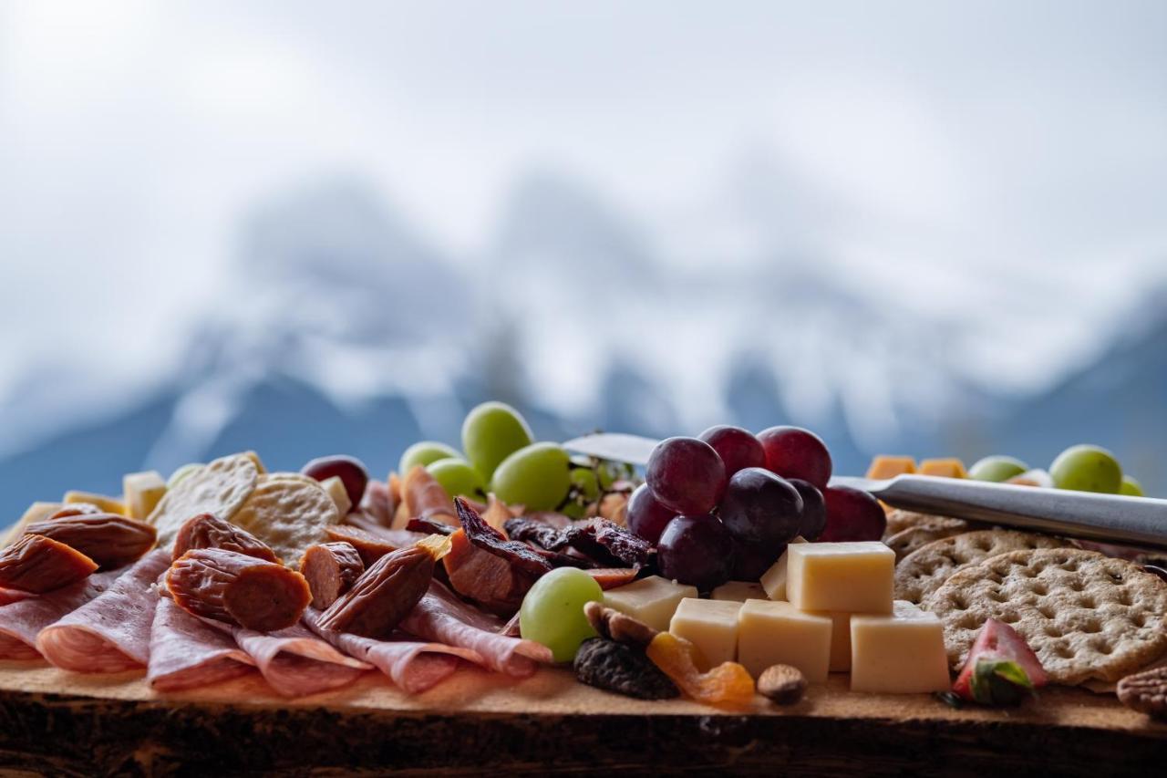 A Bear And Bison Country Inn Canmore Ngoại thất bức ảnh