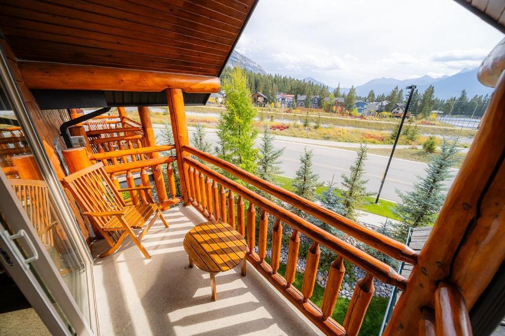 A Bear And Bison Country Inn Canmore Ngoại thất bức ảnh