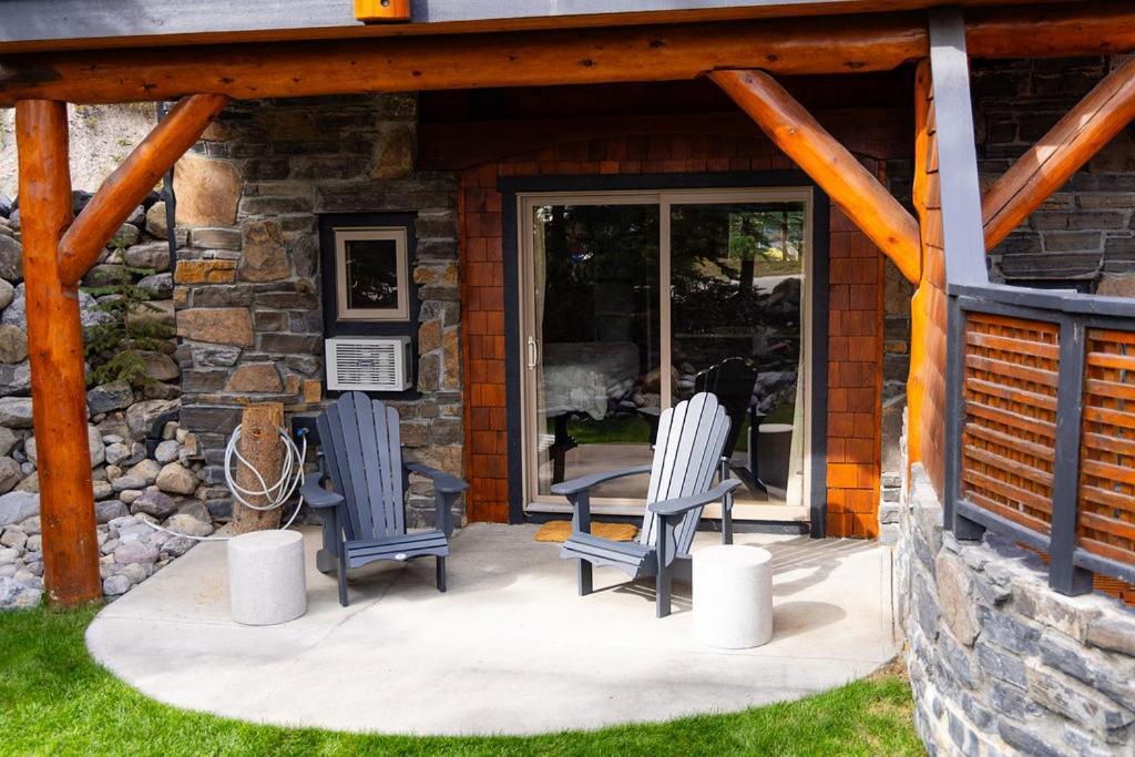 A Bear And Bison Country Inn Canmore Ngoại thất bức ảnh