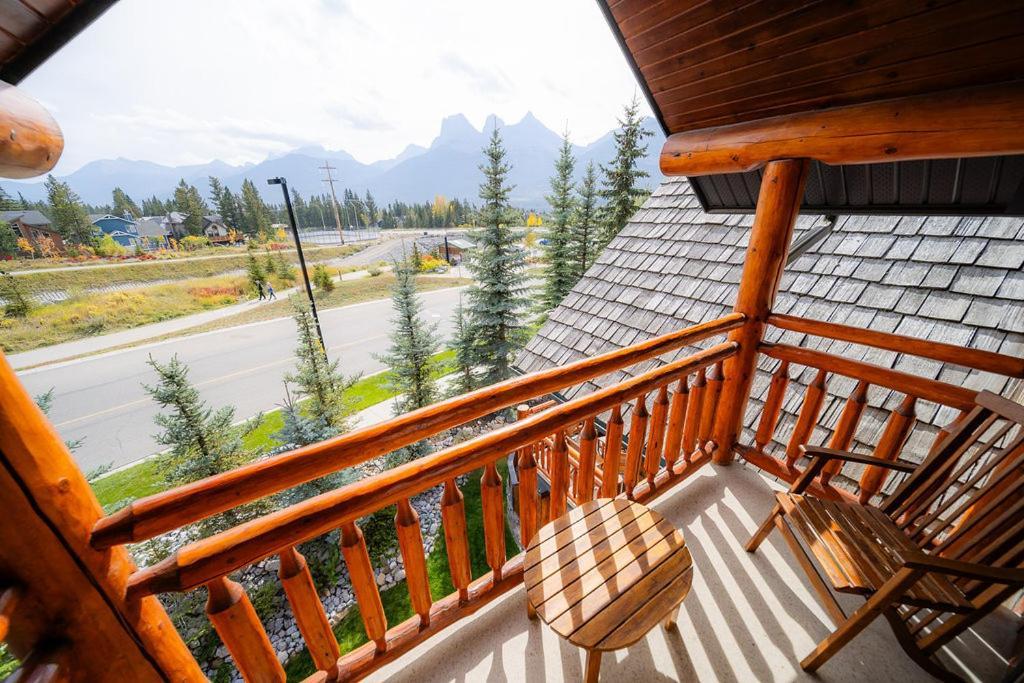 A Bear And Bison Country Inn Canmore Ngoại thất bức ảnh