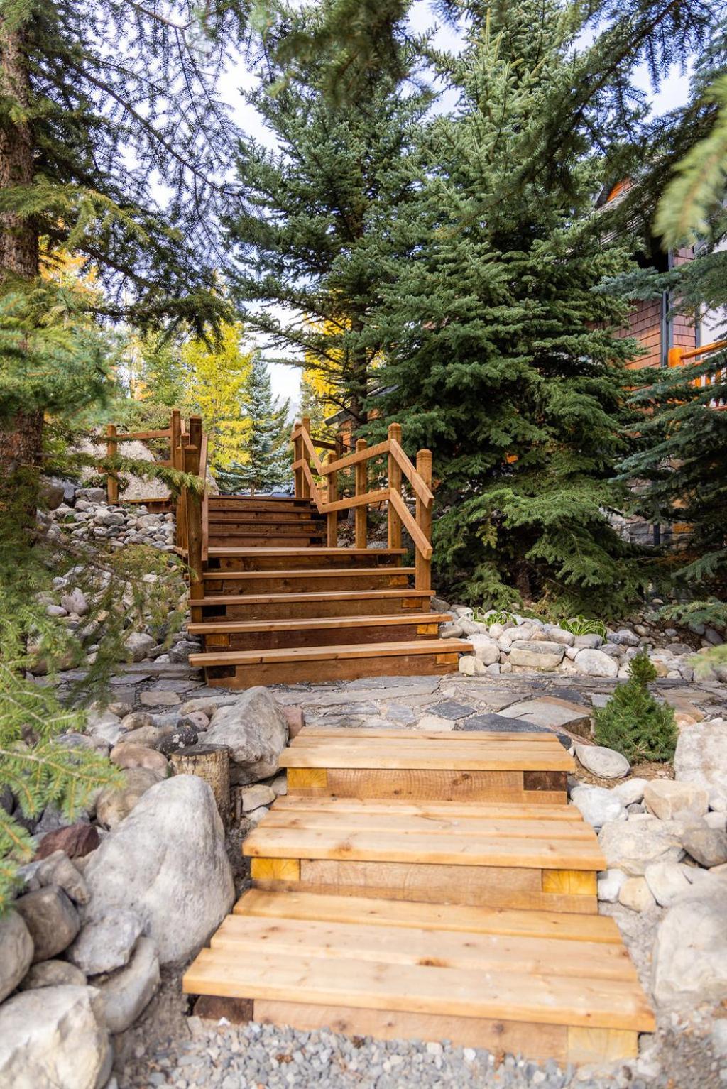 A Bear And Bison Country Inn Canmore Ngoại thất bức ảnh