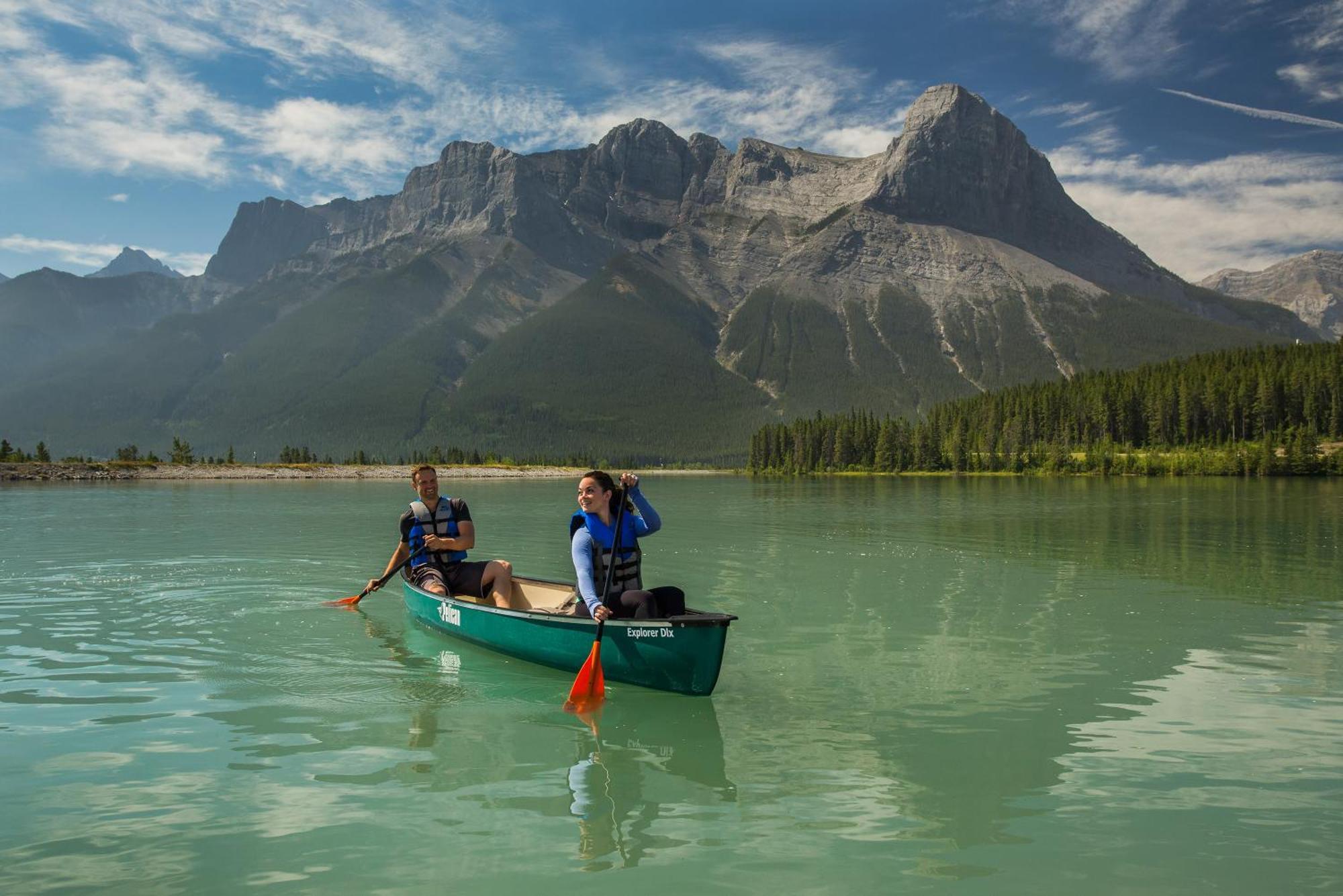 A Bear And Bison Country Inn Canmore Ngoại thất bức ảnh
