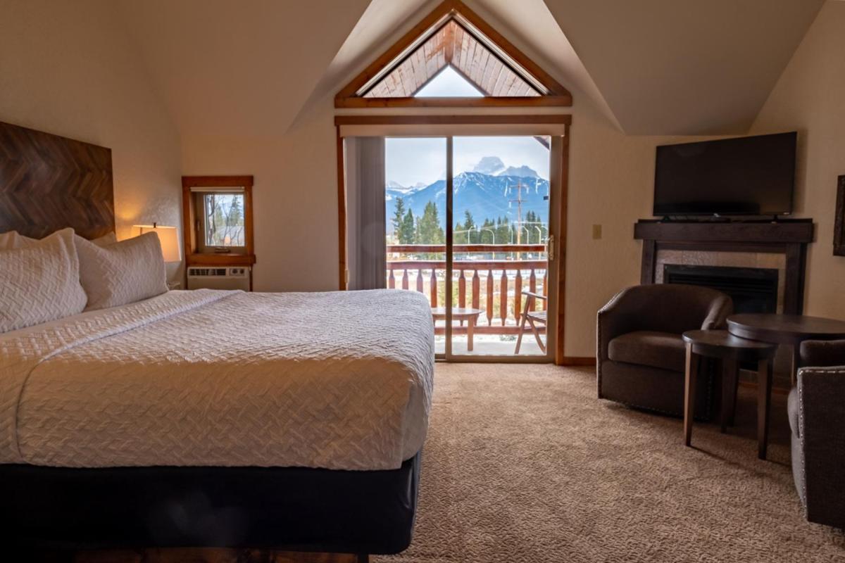 A Bear And Bison Country Inn Canmore Ngoại thất bức ảnh