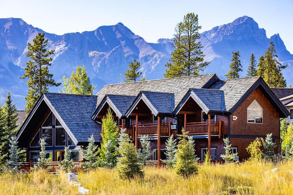 A Bear And Bison Country Inn Canmore Ngoại thất bức ảnh