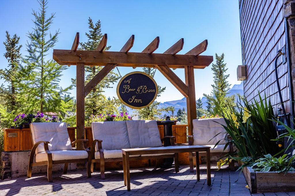 A Bear And Bison Country Inn Canmore Ngoại thất bức ảnh