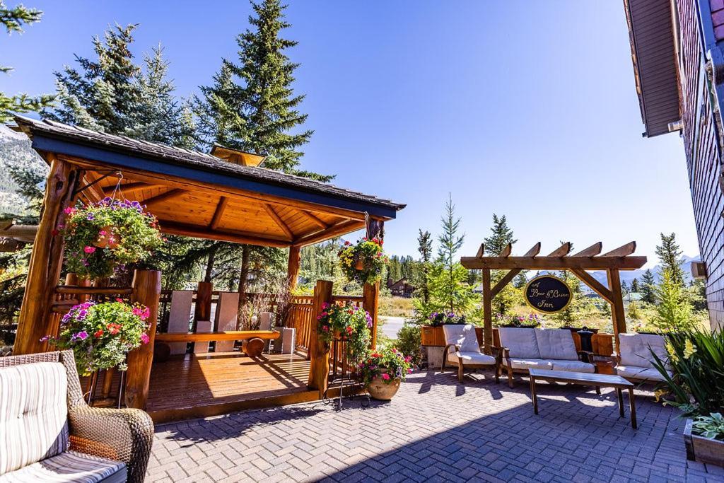 A Bear And Bison Country Inn Canmore Ngoại thất bức ảnh