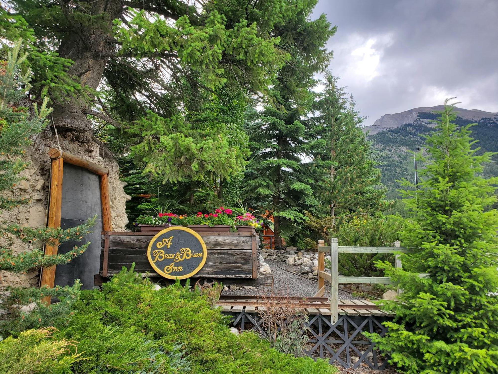 A Bear And Bison Country Inn Canmore Ngoại thất bức ảnh