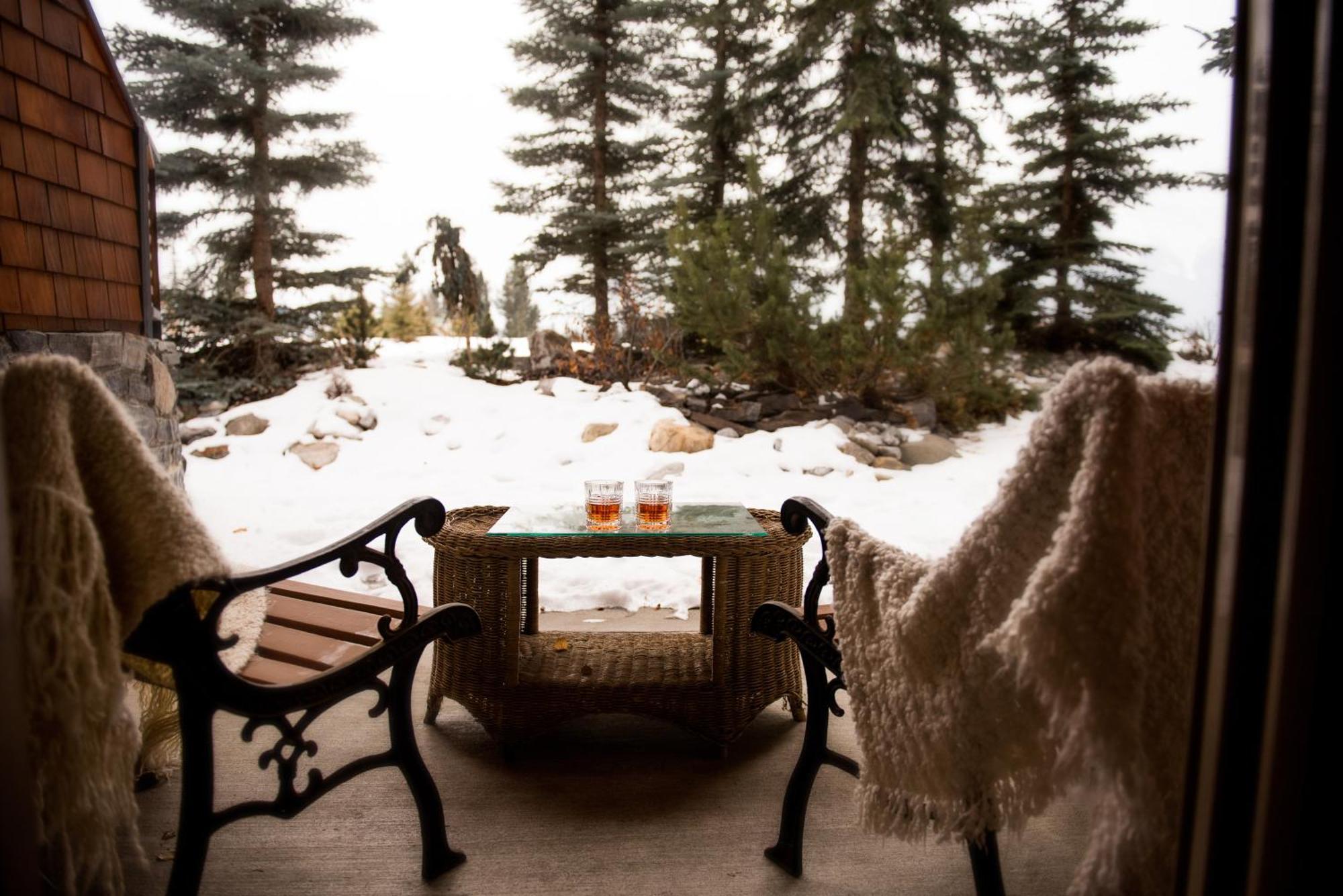 A Bear And Bison Country Inn Canmore Ngoại thất bức ảnh