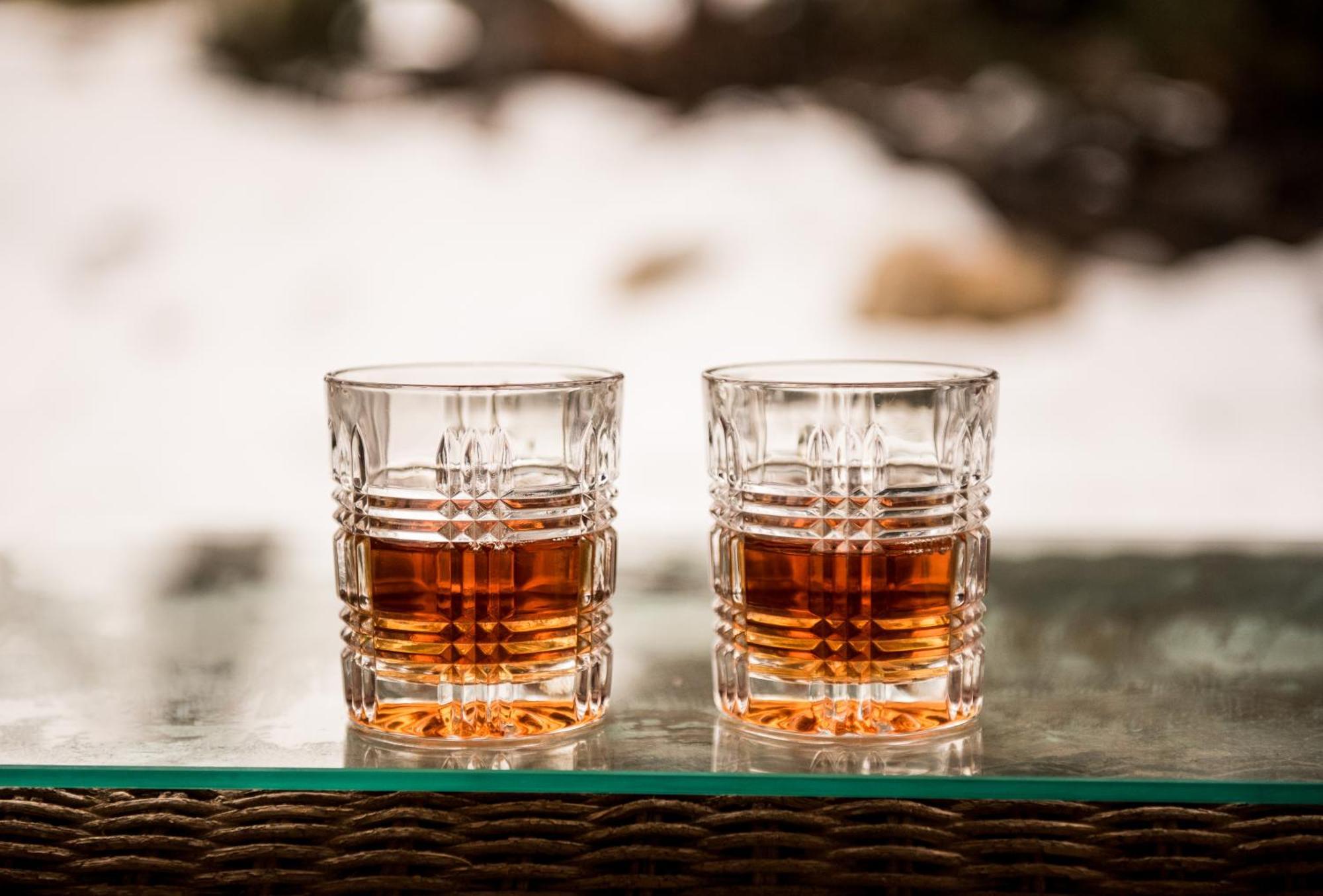 A Bear And Bison Country Inn Canmore Ngoại thất bức ảnh