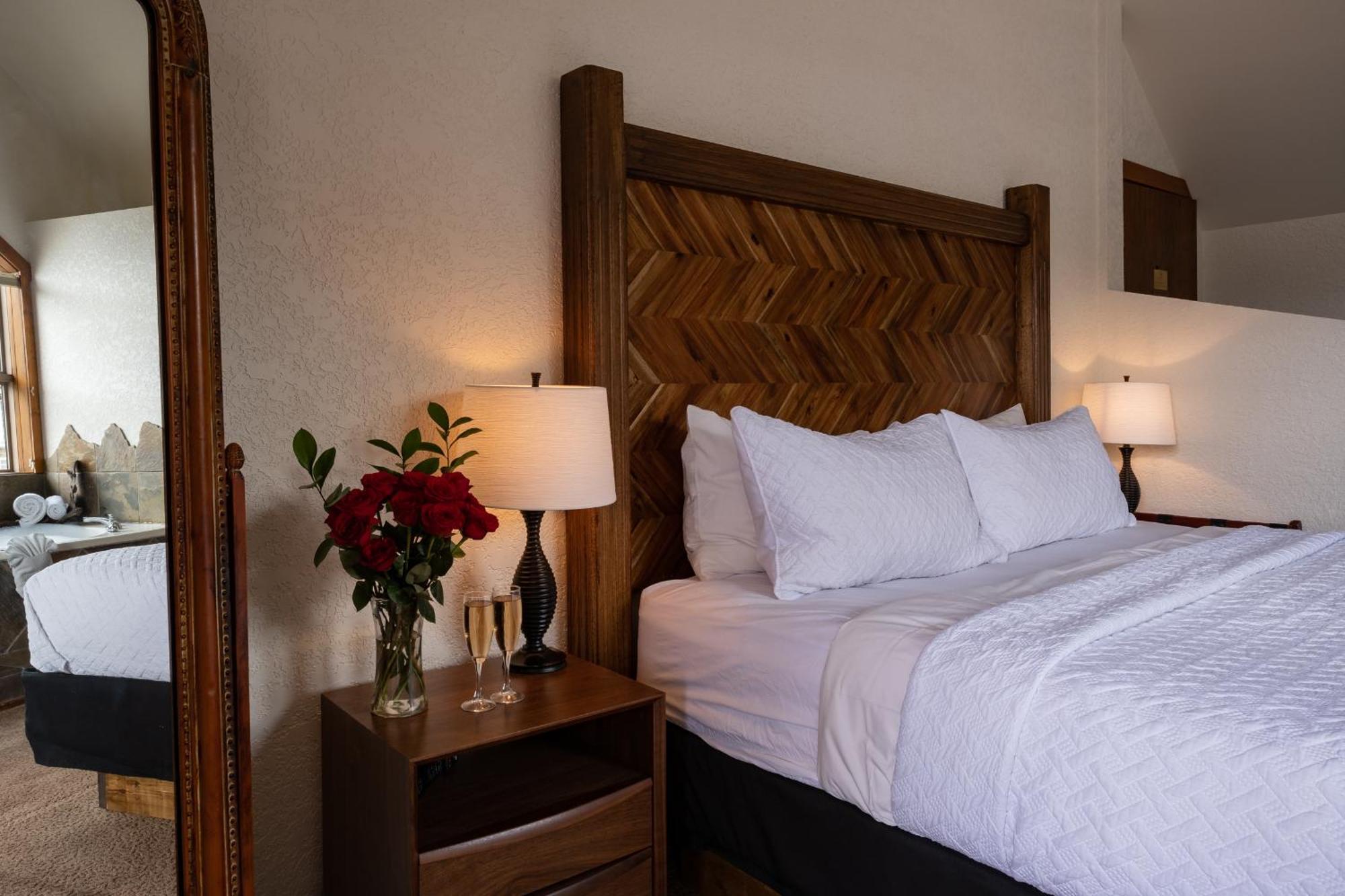 A Bear And Bison Country Inn Canmore Ngoại thất bức ảnh