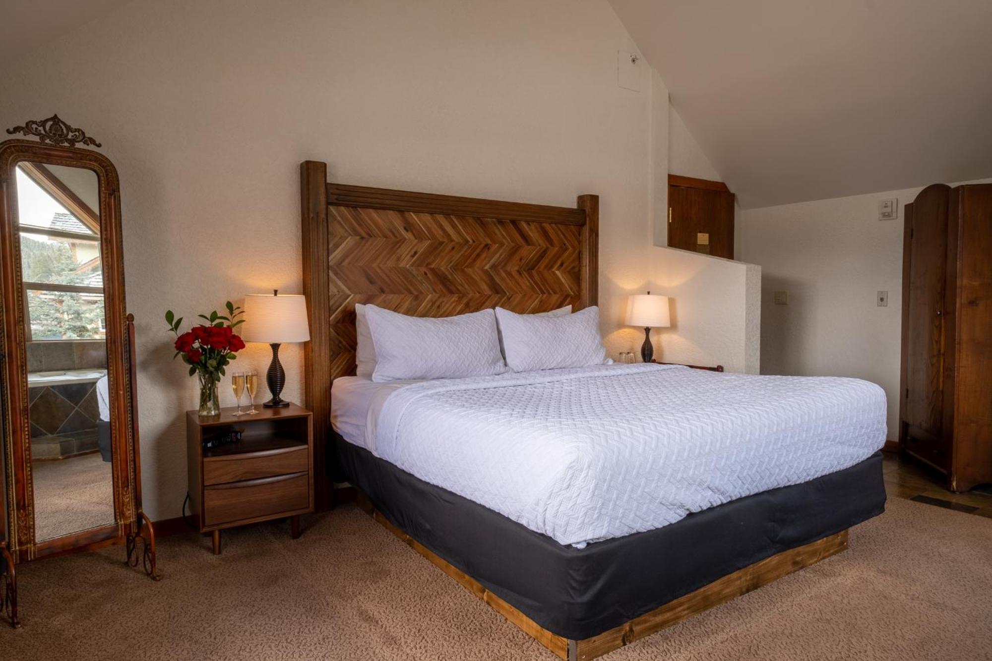 A Bear And Bison Country Inn Canmore Ngoại thất bức ảnh
