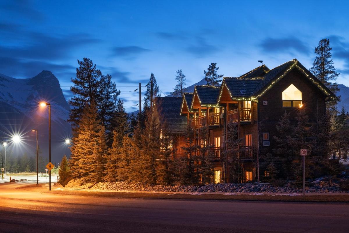 A Bear And Bison Country Inn Canmore Ngoại thất bức ảnh
