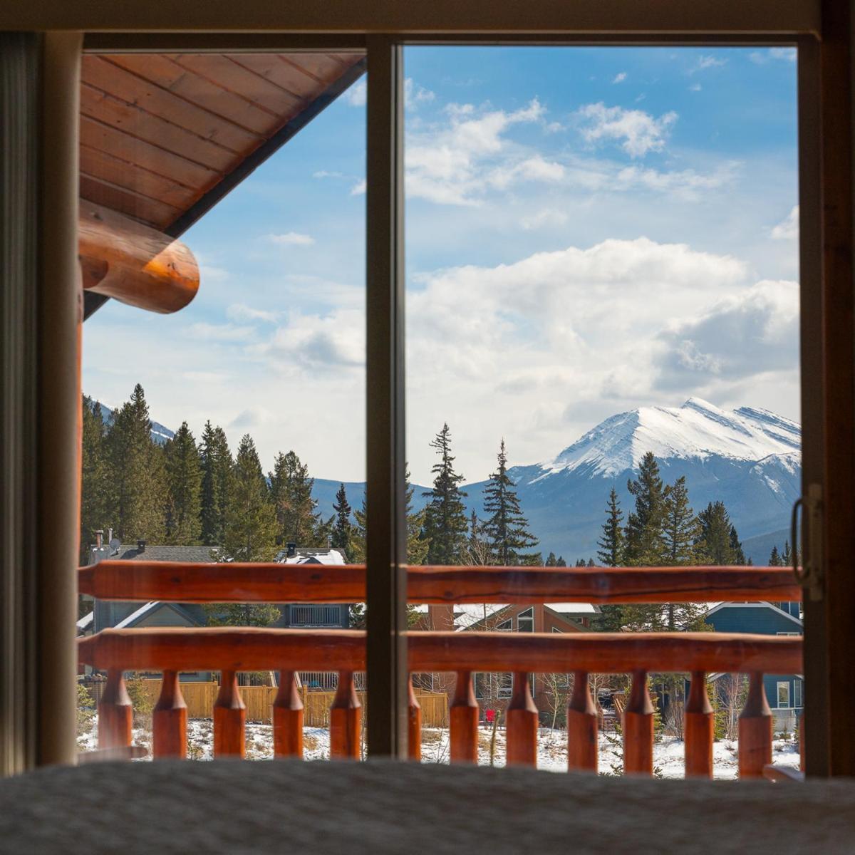 A Bear And Bison Country Inn Canmore Ngoại thất bức ảnh