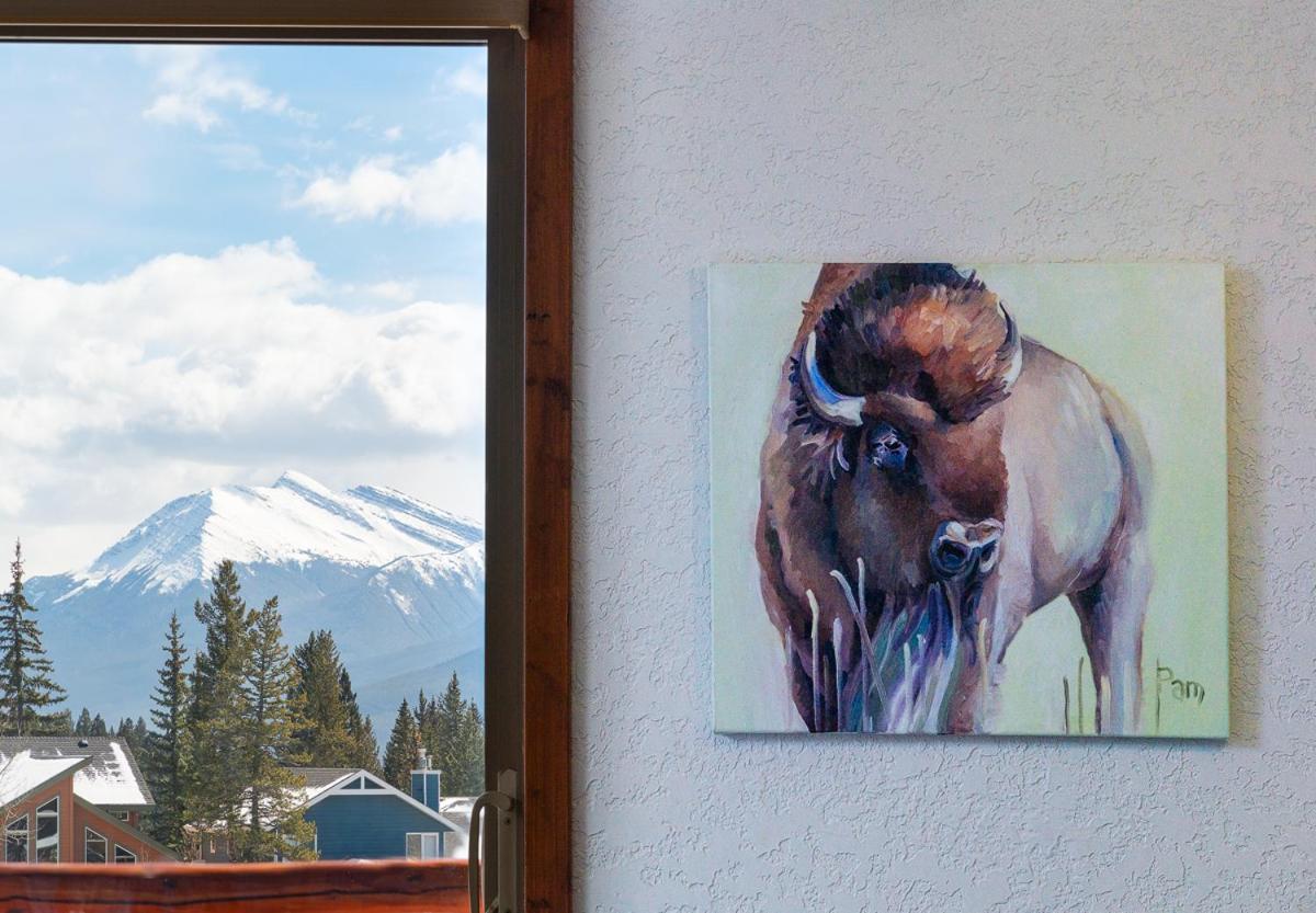 A Bear And Bison Country Inn Canmore Ngoại thất bức ảnh