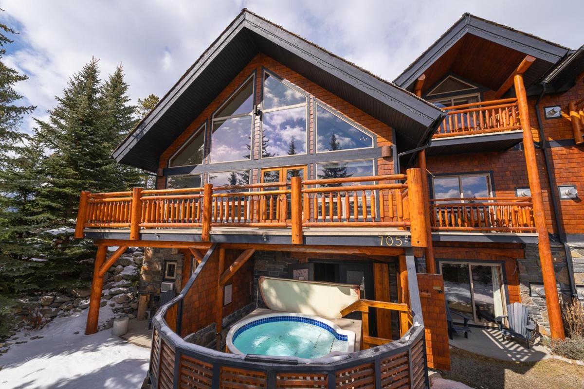 A Bear And Bison Country Inn Canmore Ngoại thất bức ảnh
