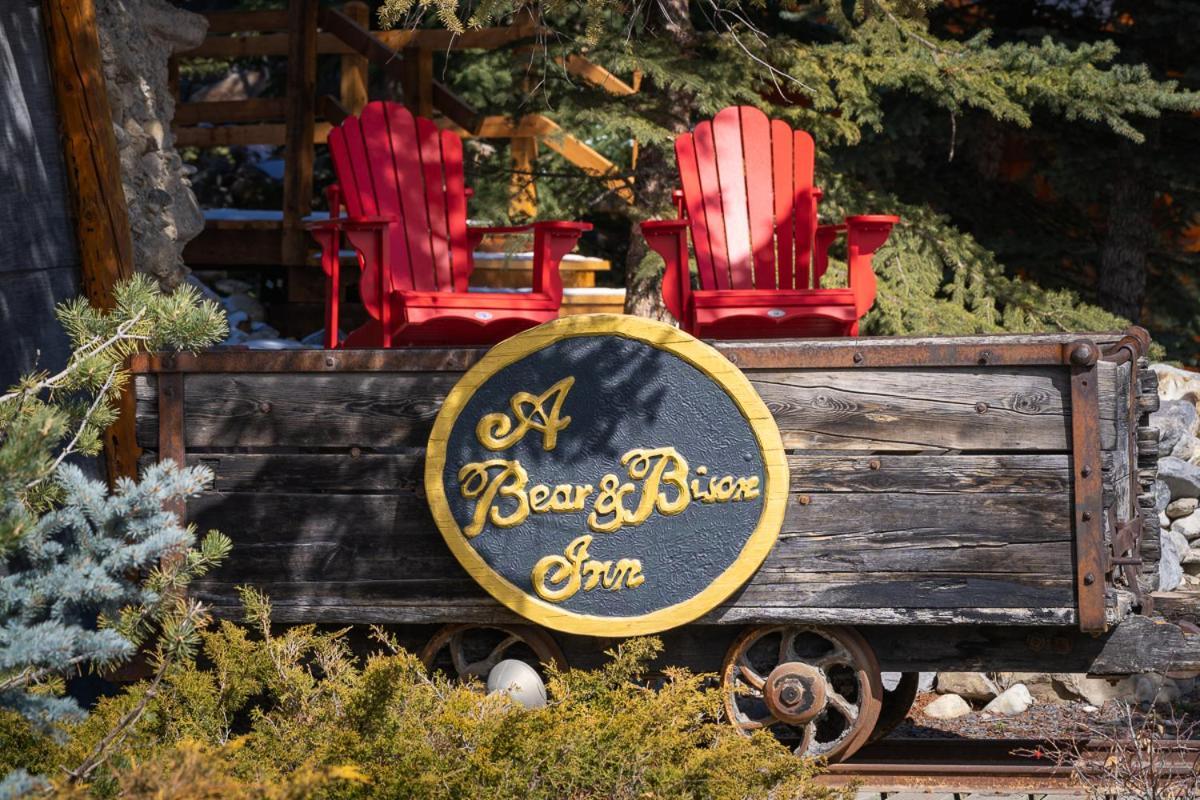 A Bear And Bison Country Inn Canmore Ngoại thất bức ảnh