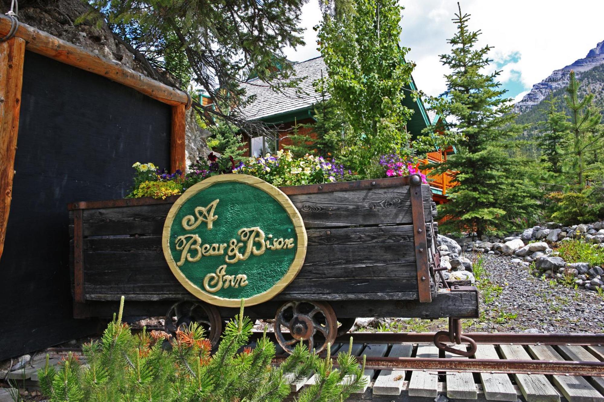 A Bear And Bison Country Inn Canmore Ngoại thất bức ảnh